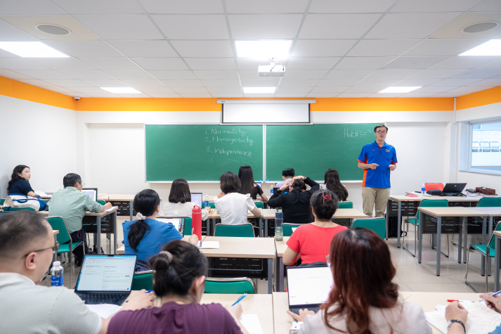 Giảng viên HUTECH thực hành so sánh và phân tích dữ liệu nghiên cứu giáo dục trên phần mềm JASP 8