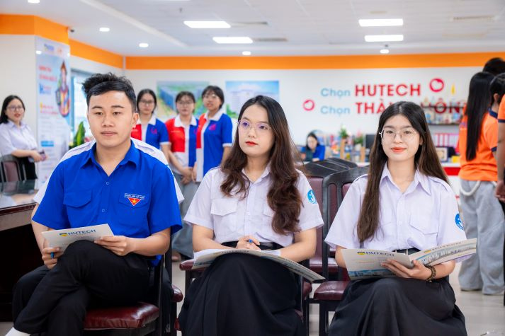 [Ảnh] Khoảnh khắc đẹp tại cuộc thi cắm hoa 20/11: Sinh viên HUTECH gửi trọn yêu thương đến các nhà giáo 70