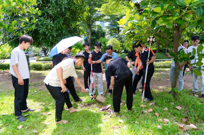 Sinh viên Kỹ thuật xây dựng rèn kỹ năng khảo sát thực địa tại X-Survey 2026 55