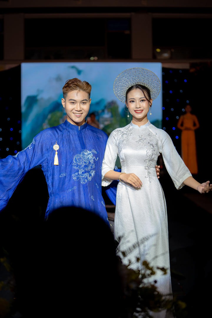 Sinh viên khoa Du lịch - Nhà hàng - Khách sạn tổ chức đêm diễn thời trang “Lụa Fashion  Show, Ngàn năm Lụa Việt” 84
