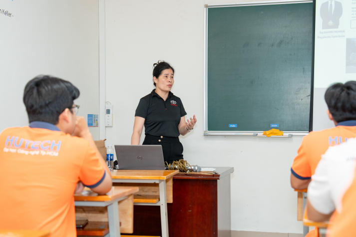 Sinh viên Công nghệ kỹ thuật ô tô VJIT tìm hiểu cơ hội nghề nghiệp tại Nhật Bản cùng Toyota Nankai’S 43