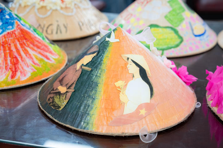 Lan tỏa tinh thần “Sắc Việt” trong Ngày hội trang trí nón lá của sinh viên Khoa Tài chính - Thương mại 76