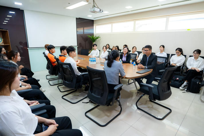 Sinh viên ngành Tài chính - Ngân hàng HUTECH bắt đầu hành trình thực tập tại FPTS 10