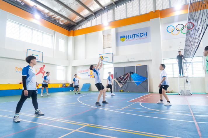 [Hội thao CB-GV-NV HUTECH 2025]: Bóng chuyền nam xác định 4 cái tên tiến vào Bán kết 92