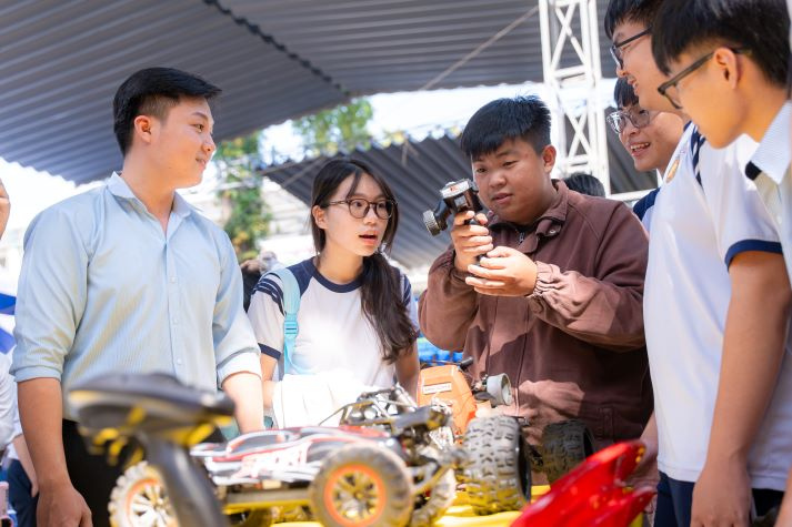 Học sinh THPT khám phá loạt mô hình học thuật sáng tạo tại gian hàng HUTECH 66