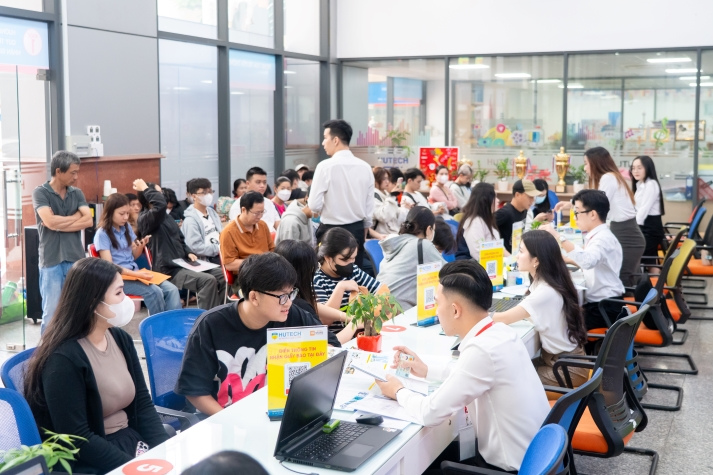 HUTECH gia hạn nhập học đến hết 02/9 31