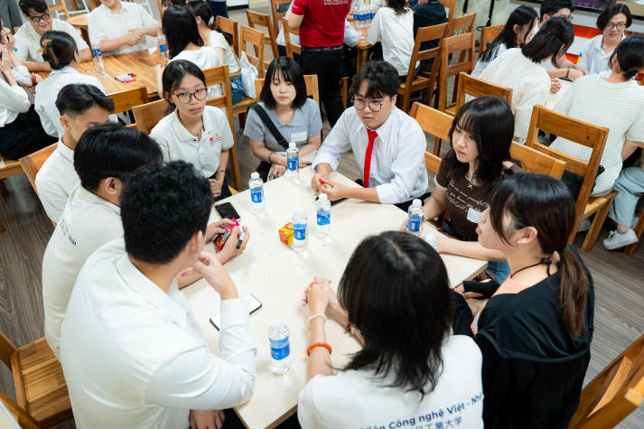 Sinh viên Đại học Kagawa trải nghiệm văn hóa và mở rộng tư duy hội nhập cùng sinh viên viên HUTECH 73