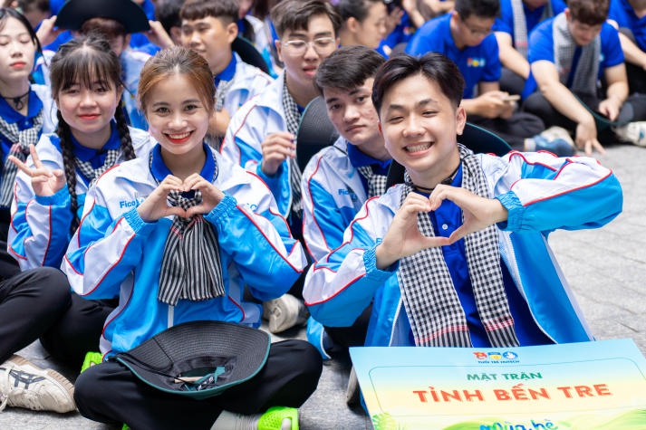 [Video] Hoa hậu Lê Hoàng Phương cùng chiến sĩ Mùa hè xanh HUTECH 2024 chính thức xuất quân 42