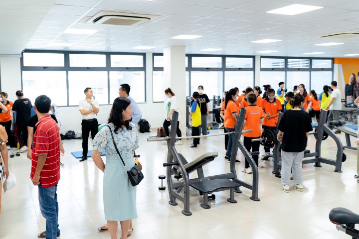 Ban Giám hiệu, giáo viên Trường THCS & THPT Tân Lộc (Cà Mau) tham quan không gian học tập HUTECH 33