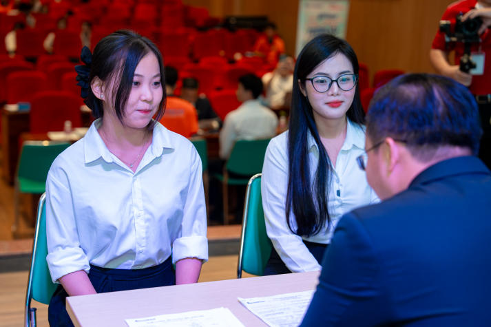 [Video] Hơn 300 sinh viên HUTECH “săn vé” thực tập tại Sacombank 77