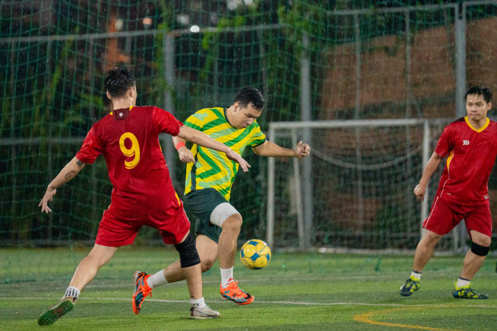 [Hội thao CB-GV-NV HUTECH 2025]: Rực lửa với những cuộc rượt đuổi tỷ số bộ môn Bóng đá nam 127