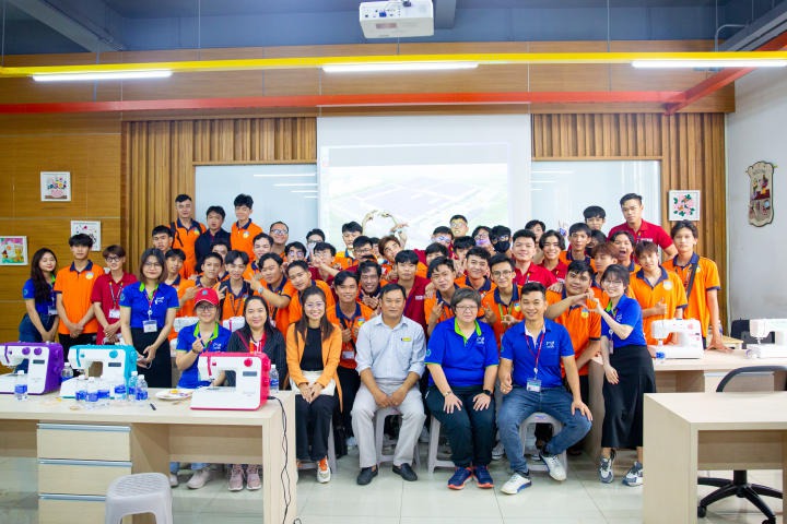 Sinh viên Viện Kỹ thuật tham quan thực tế tại Công ty Zeng Hsing Industrial 98