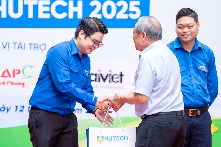Lễ ra quân Mùa hè xanh HUTECH 2025: Sắc áo xanh tình nguyện vì cộng đồng 42
