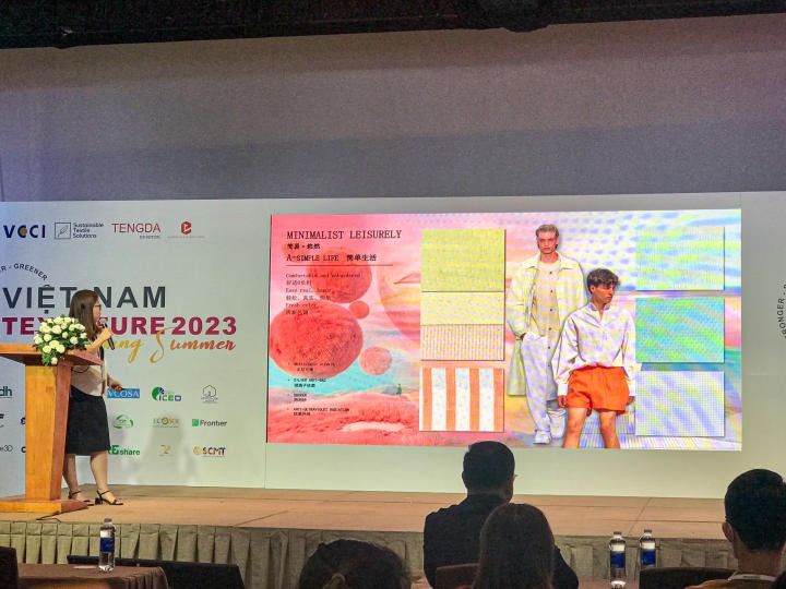 Sinh viên ngành Thiết kế thời trang và Công nghệ dệt, may tham dự triển lãm quốc tế vải cao cấp 60