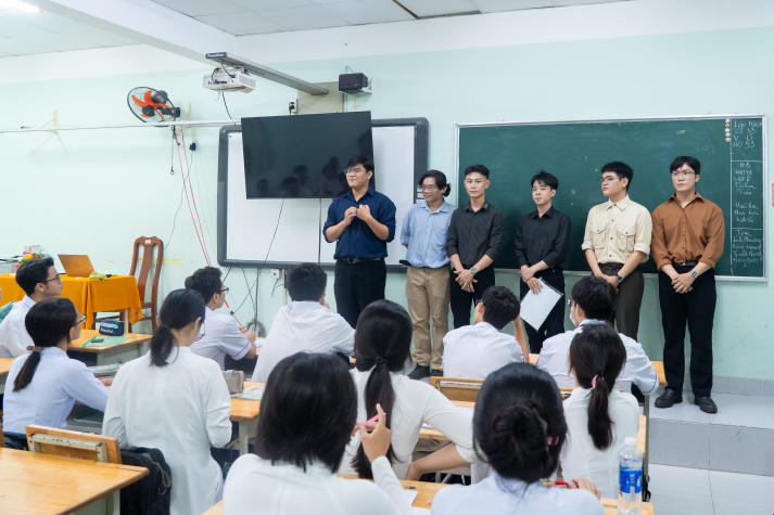 Sinh viên Tâm lý học lan tỏa thông điệp sức khỏe tinh thần đến học sinh THPT Tân Túc 20