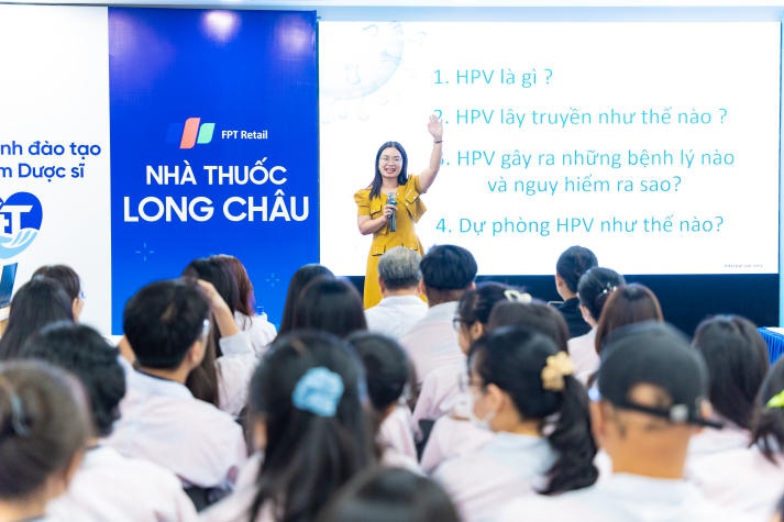 Sinh viên Khoa Dược HUTECH tìm hiểu nghề tại FPT Long Châu 117
