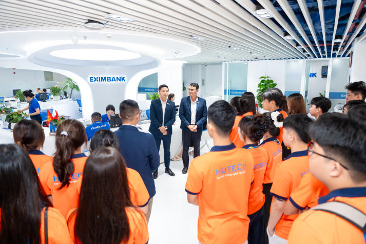 [Video] Sinh viên Công nghệ tài chính HUTECH trải nghiệm thực tế chuyển đổi số tại Eximbank 88