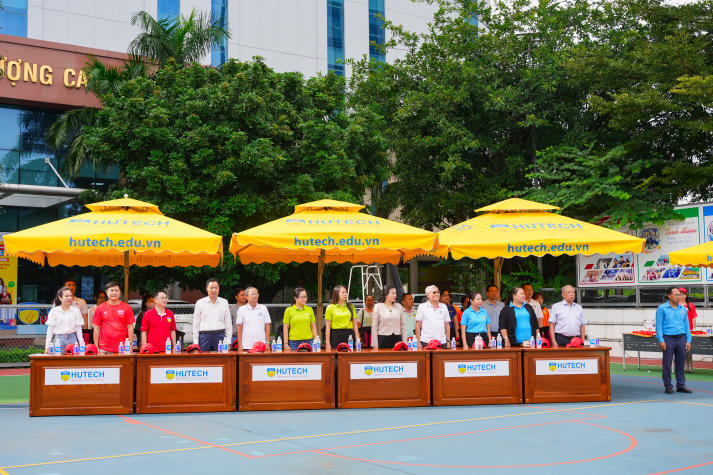 [Video] Sôi động, gắn kết và bùng nổ tại Hội thao Cán bộ - Giảng viên - Nhân viên HUTECH 2025 56