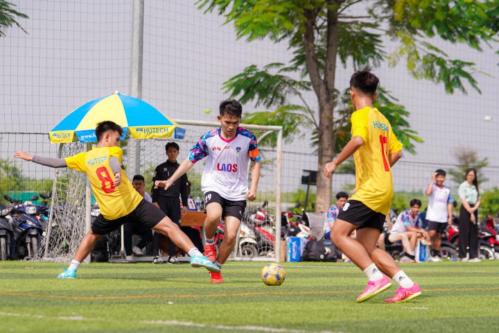 [Video] Sinh viên Việt Nam - Lào - Campuchia sôi nổi giao hữu bóng đá tại Hitech Park Campus của HUTECH 104