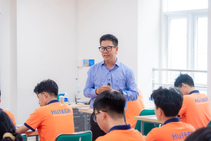 [Video] Sinh viên HUTECH học cách làm chủ tài chính từ chuyên gia trong dự án "Hanwha Life Finance Mentor" 32