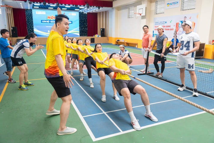 [Hội thao CB-GV-NV 2026] Trở lại với sức mạnh ấn tượng, liên quân Văn phòng Trường giành ngôi vương Kéo co 120