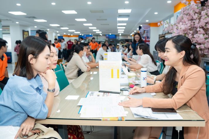 [Video] Thí sinh 2K8 rộn ràng ngày đầu nhập học, sẵn sàng cho năm học mới tại HUTECH 39
