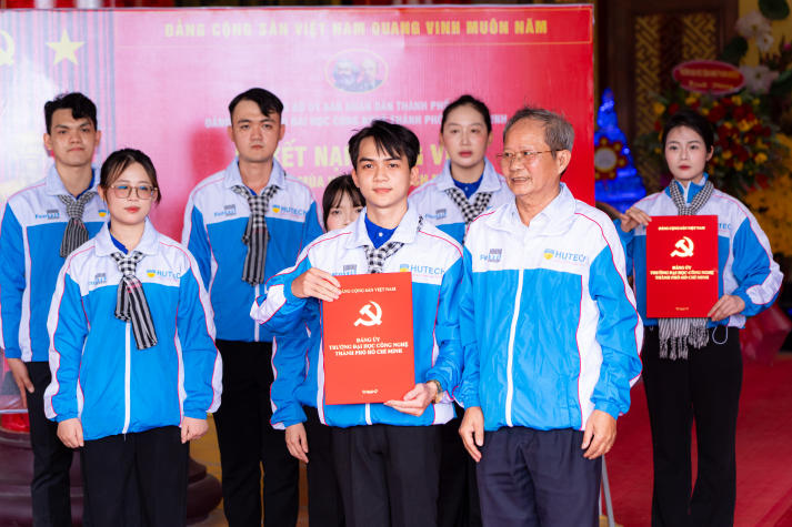 07 chiến sĩ Mùa hè xanh HUTECH vinh dự đứng vào hàng ngũ của Đảng Cộng sản Việt Nam 42