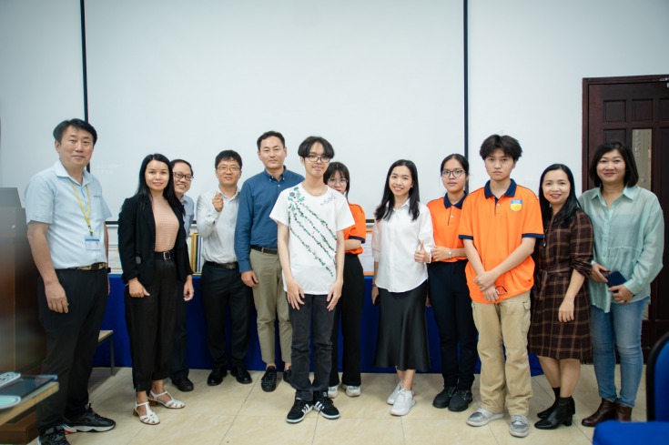 Các bạn sinh viên còn được tham gia workshop “Sáng tạo cùng phụ liệu Four Seasons Vina” HUTECH 3