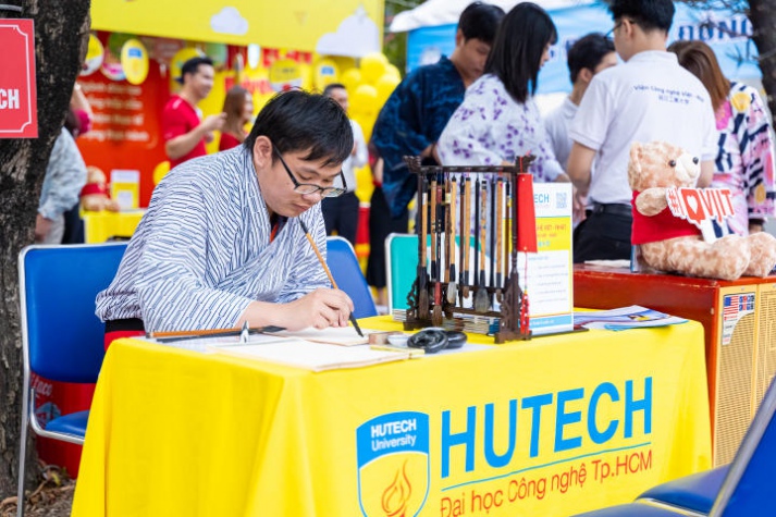 HUTECH mang sắc vàng rực rỡ đến chương trình khai mạc Tư vấn mùa thi năm 2024 tại Đồng Nai 185