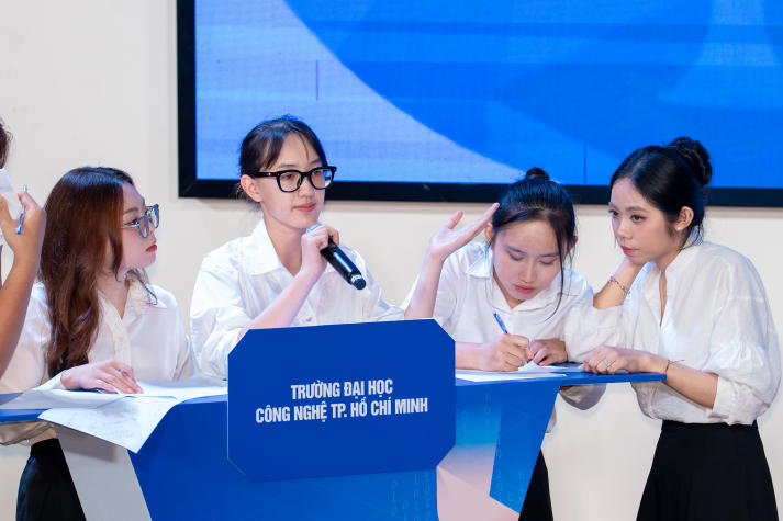 Sinh viên HUTECH tự tin thể hiện bản lĩnh tại Hội thi Hùng biện Khối thi đua 17 63