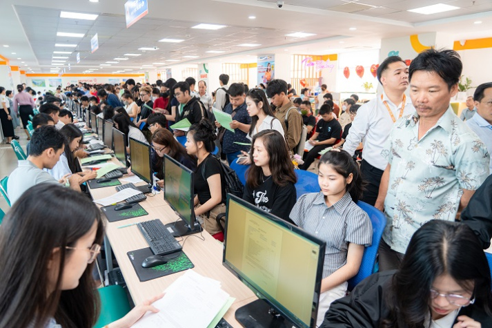 Từ lời khuyên của anh chị đi trước, tân sinh viên mạnh dạn chọn HUTECH cho hành trình đại học 35