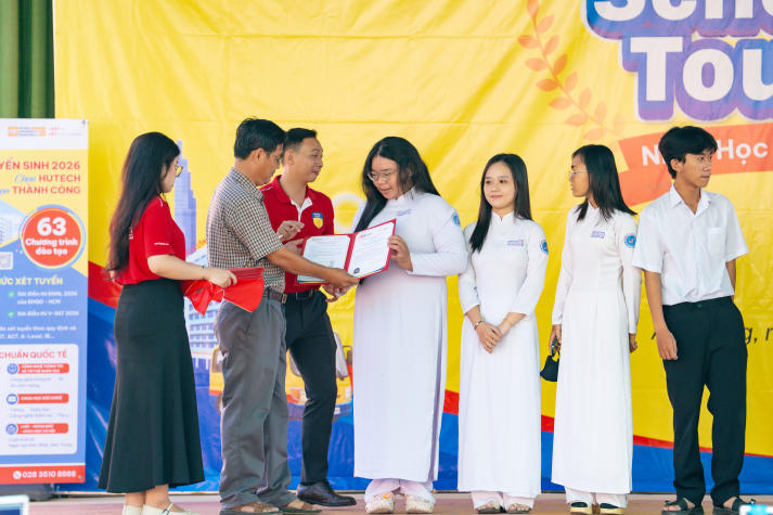 [Ảnh] HUTECH Scholarship Tour 2026 “phủ sóng” học bổng xuyên Việt,  tiếp sức sĩ tử chạm tương lai 115