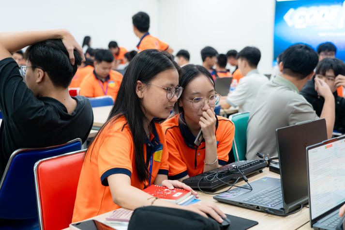 Code theo dòng thời sự, sinh viên Công nghệ thông tin tăng tốc săn vé OLP và ICPC Đà Nẵng tại HUTECH Code War 49