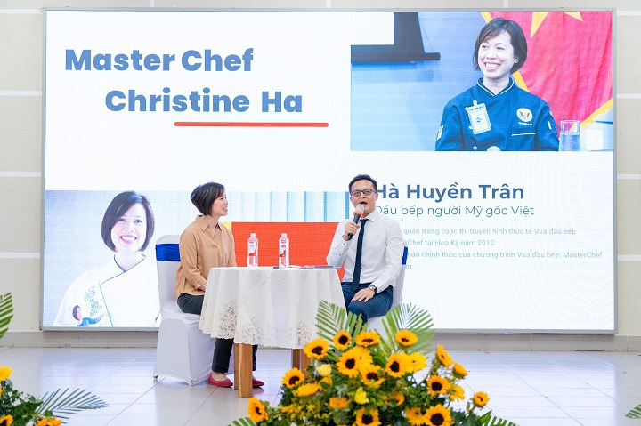 [Video] Vua đầu bếp Mỹ 2012 Christine Hà chia sẻ bí quyết thành công với nghề đầu bếp cho sinh viên HUTECH 23
