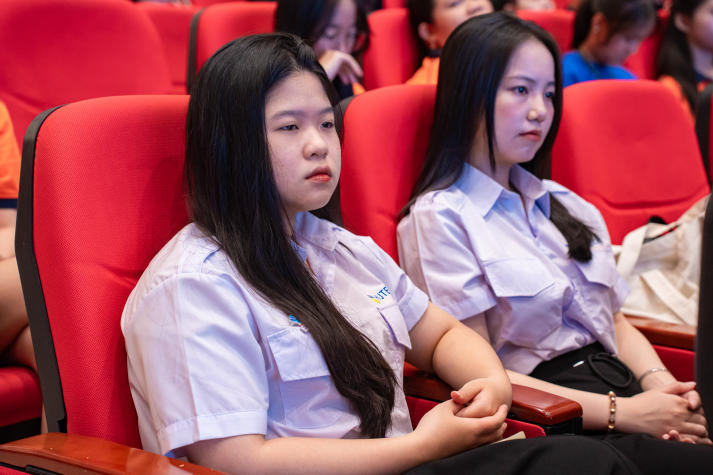 Ban Cán sự lớp HUTECH nâng tầm kỹ năng lãnh đạo và bắt nhịp công nghệ với AI 64