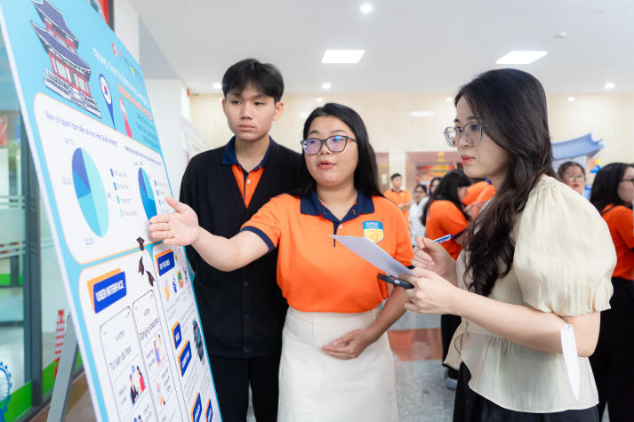 Sinh viên VKIT Khóa 21 trình làng loạt ý tưởng sáng tạo tại Triển lãm Poster 55