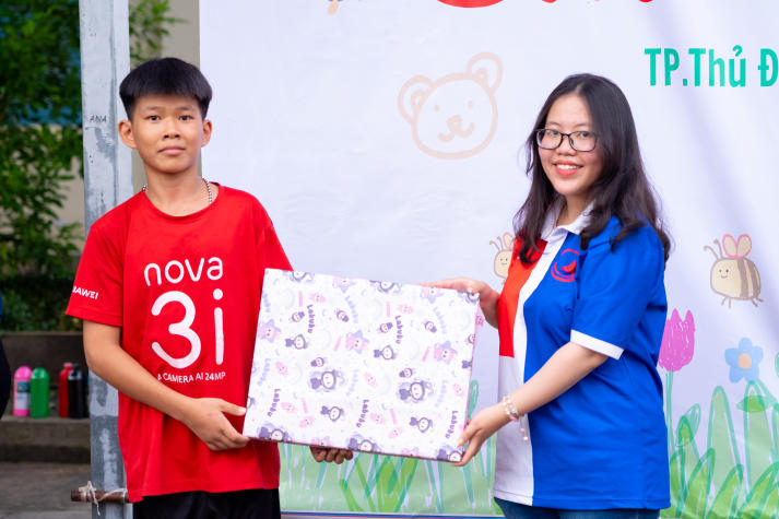 Lan tỏa yêu thương ngày 01/6, sinh viên HUTECH mang niềm vui đến trẻ em Làng Thiếu niên Thủ Đức 73