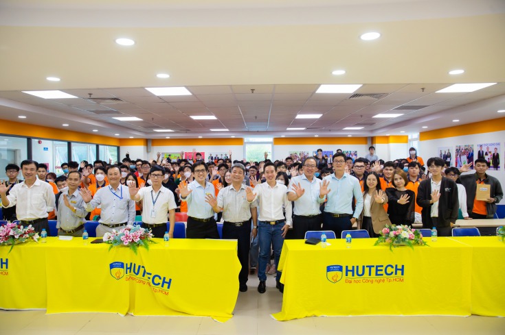 Chương trình là bước gợi mở lý thú, giúp các bạn sinh viên có những kế hoạch trau dồi bản thân và chinh phục tương lai hiệu quả HUTECH 1