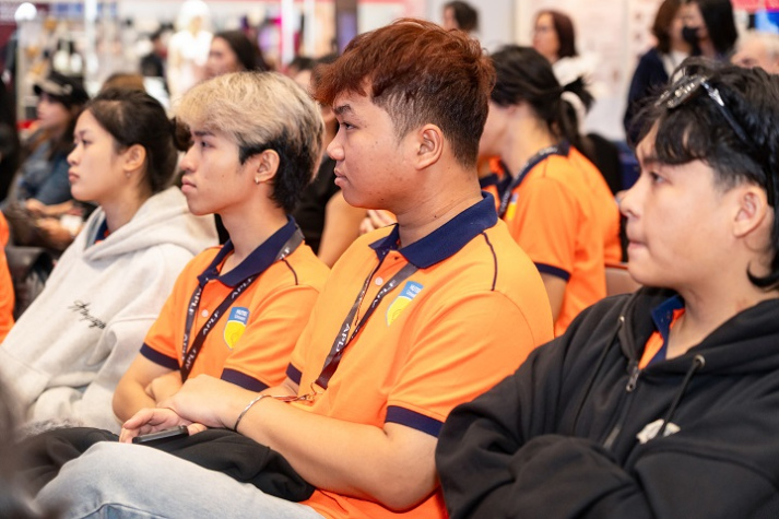 Sinh viên Thiết kế thời trang trình bày dự án tại chương trình The Next Leather Fashion Designers 42