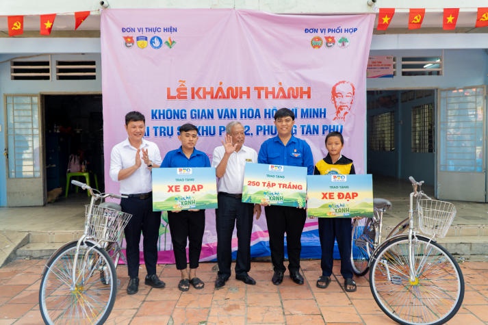 Mùa hè xanh HUTECH 2024: Khánh thành “Không gian văn hóa Hồ Chí Minh” tại phường Tân Phú (TP. Thủ Đức) 95