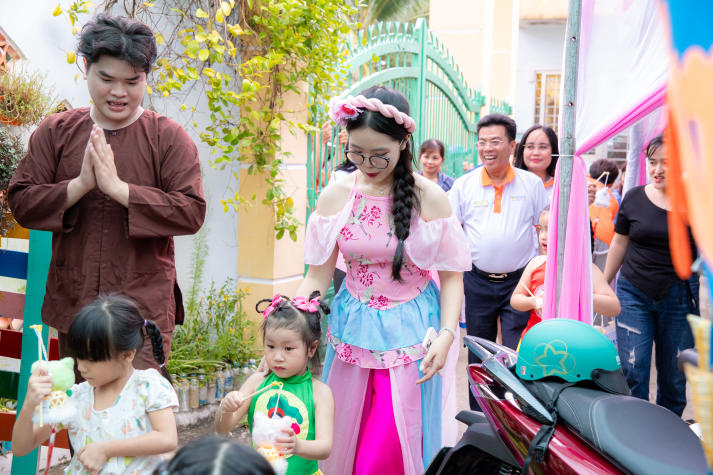 Một mùa Trăng trọn vẹn: Sinh viên Khoa Tài chính - Thương mại HUTECH đem niềm vui đến trẻ em Vĩnh Long 147