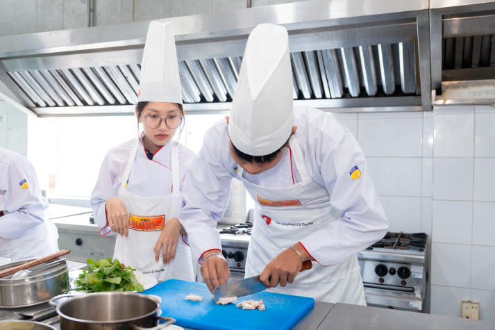 [Hướng nghiệp 2026] Quản trị nhà hàng và dịch vụ ăn uống tiếp tục “lên ngôi” khi du lịch & ẩm thực phát triển mạnh 65