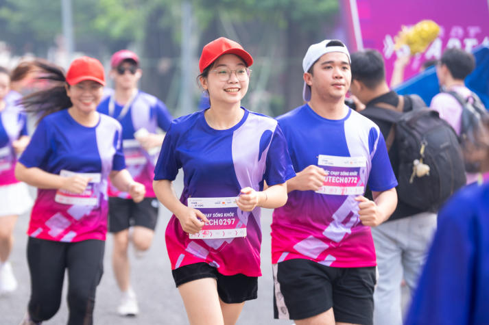 Gần 1.000 vận động viên HUTECH lan tỏa yêu thương cùng Giải chạy “Bước chạy Sống khoẻ” 93