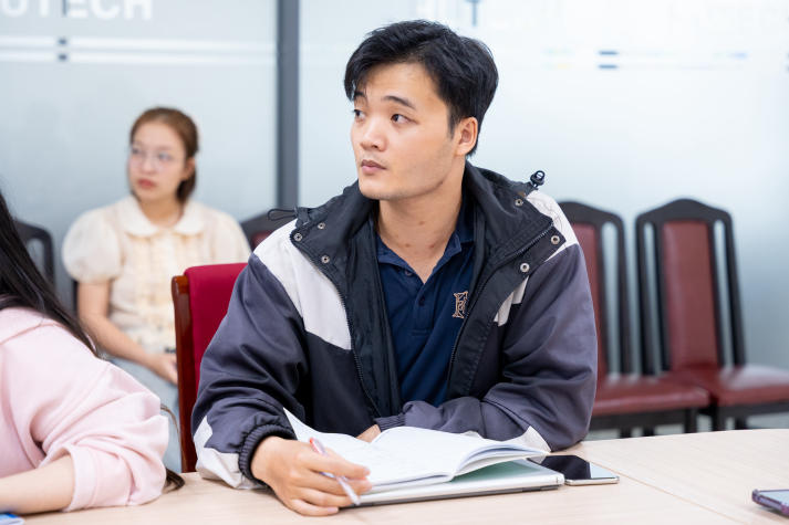 Sinh viên Khoa Dược tiếp cận kỹ thuật phân tích HPLC cùng Viện trưởng Viện Dược Đại học Sigma (Ấn Độ) 17