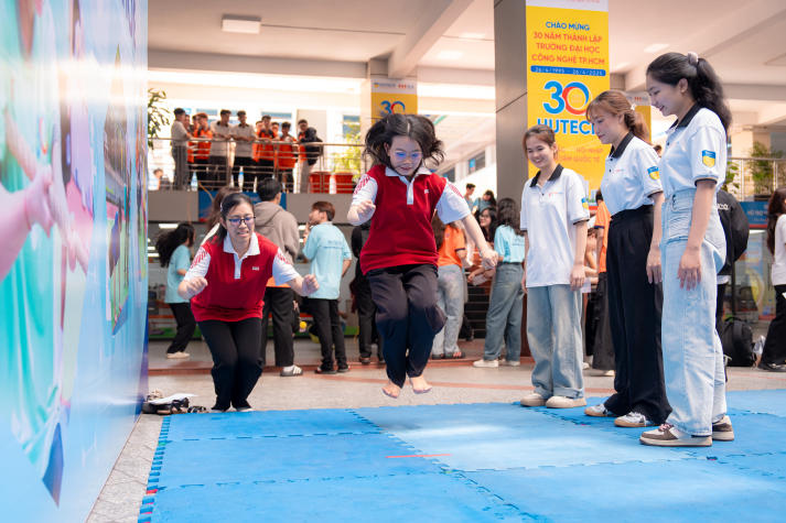 Sắc màu Khoa học sức khỏe bùng nổ tại HUTECH’s Health Festival 2025 121