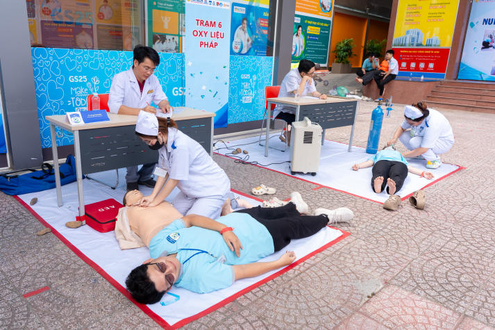“Chạy trạm” cấp cứu, sinh viên Khoa Điều dưỡng - Kỹ thuật y học luyện bản lĩnh xử trí tình huống y khoa 43