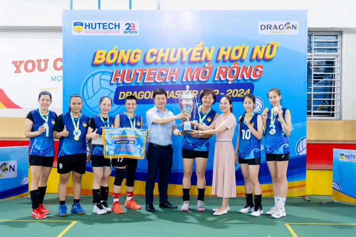 Đội chủ nhà giành ngôi vô địch Giải Bóng chuyền hơi nữ HUTECH mở rộng năm 2024 - Dragon Master Cup 305