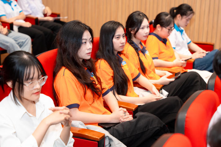 Khoa Dược HUTECH tổng kết phong trào sinh viên và tiếp lửa hành trình năm học mới 19