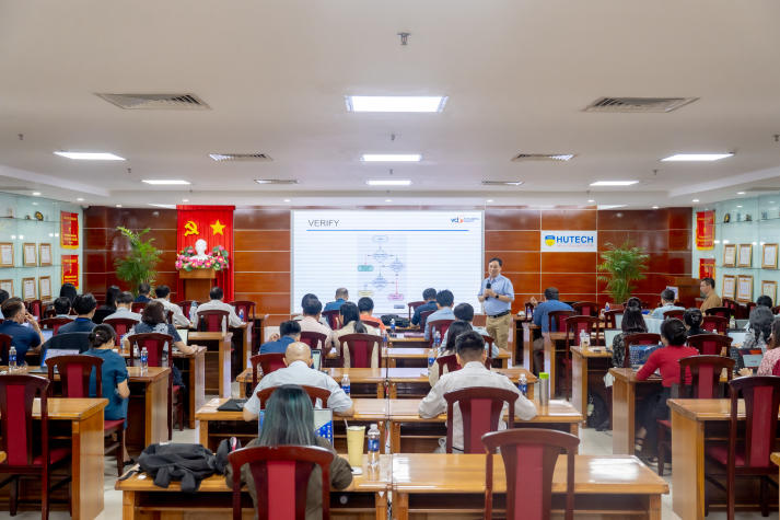 Bồi dưỡng kỹ năng sử dụng AI trong giảng dạy - bước tiến chuyển đổi số tại HUTECH 9