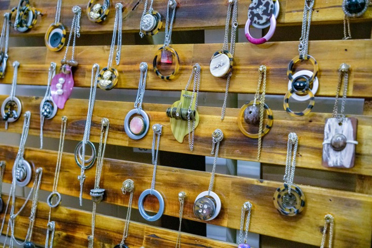 Các bạn sinh viên được trực tiếp quan sát nguyên liệu, sản phẩm công ty HUTECH 3